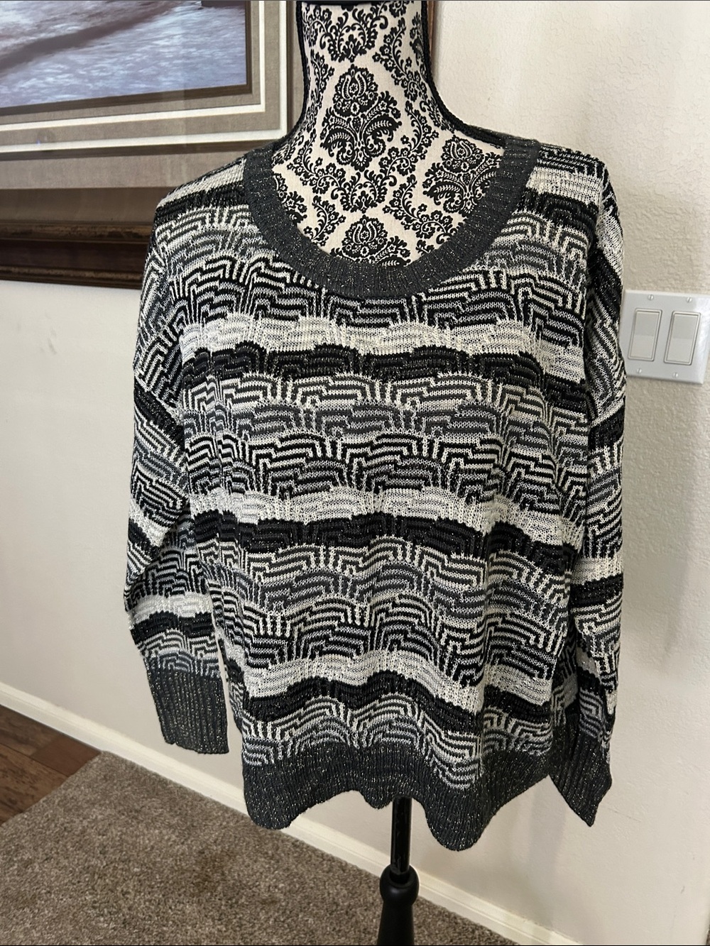 Grifflin Paris Grey, Black & White Patterned Women’s Sweater - Knit Pullover
